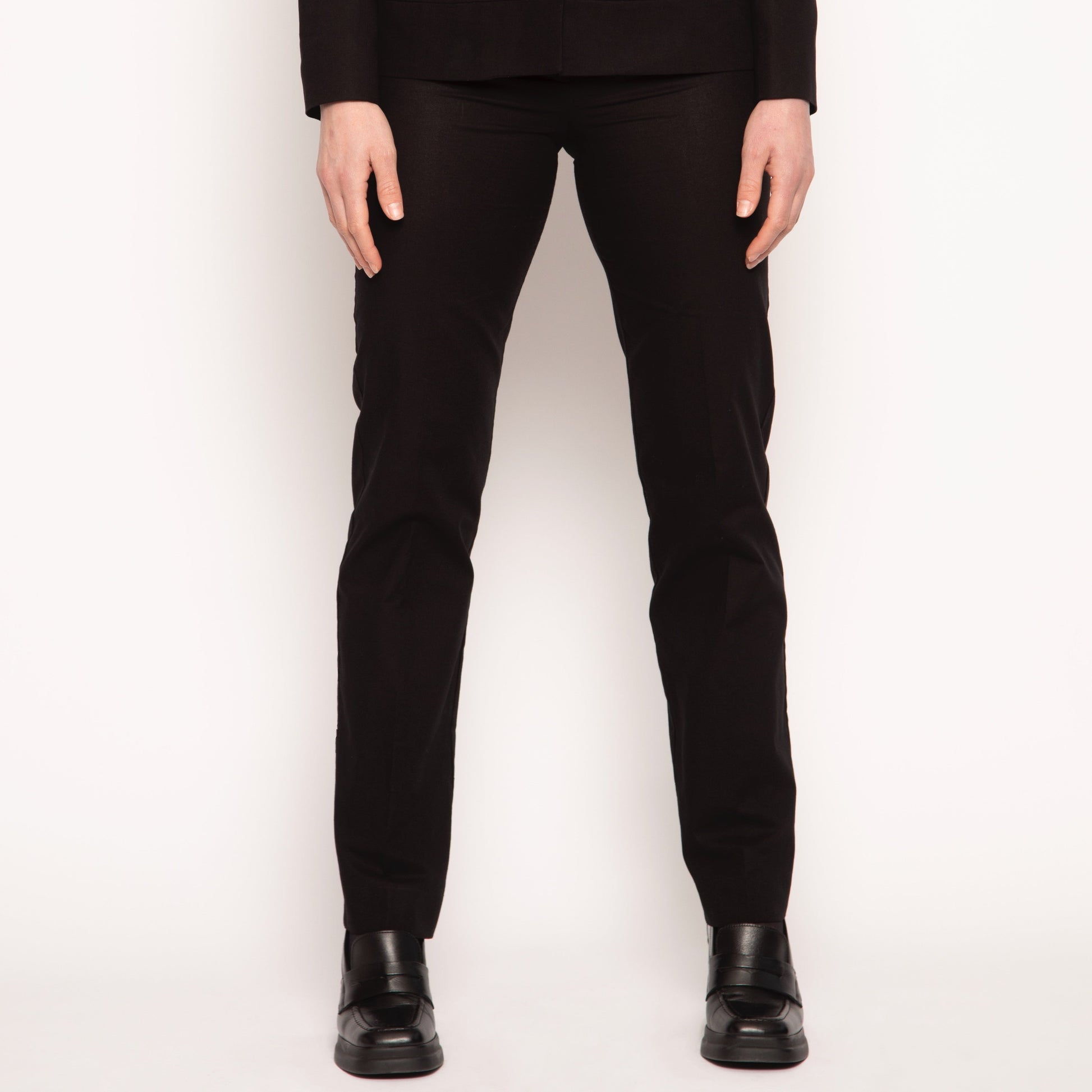 Pantalon droit Khate noir en coton Nuyhenn, pièce élégante et intemporelle du vestiaire féminin. Confectionné en coton de qualité, il offre une coupe droite structurée et un tombé net, idéal pour un look chic et moderne au quotidien.