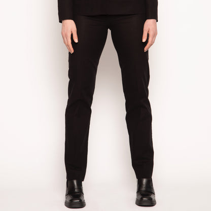 Pantalon droit Khate noir en coton Nuyhenn, pièce élégante et intemporelle du vestiaire féminin. Confectionné en coton de qualité, il offre une coupe droite structurée et un tombé net, idéal pour un look chic et moderne au quotidien.