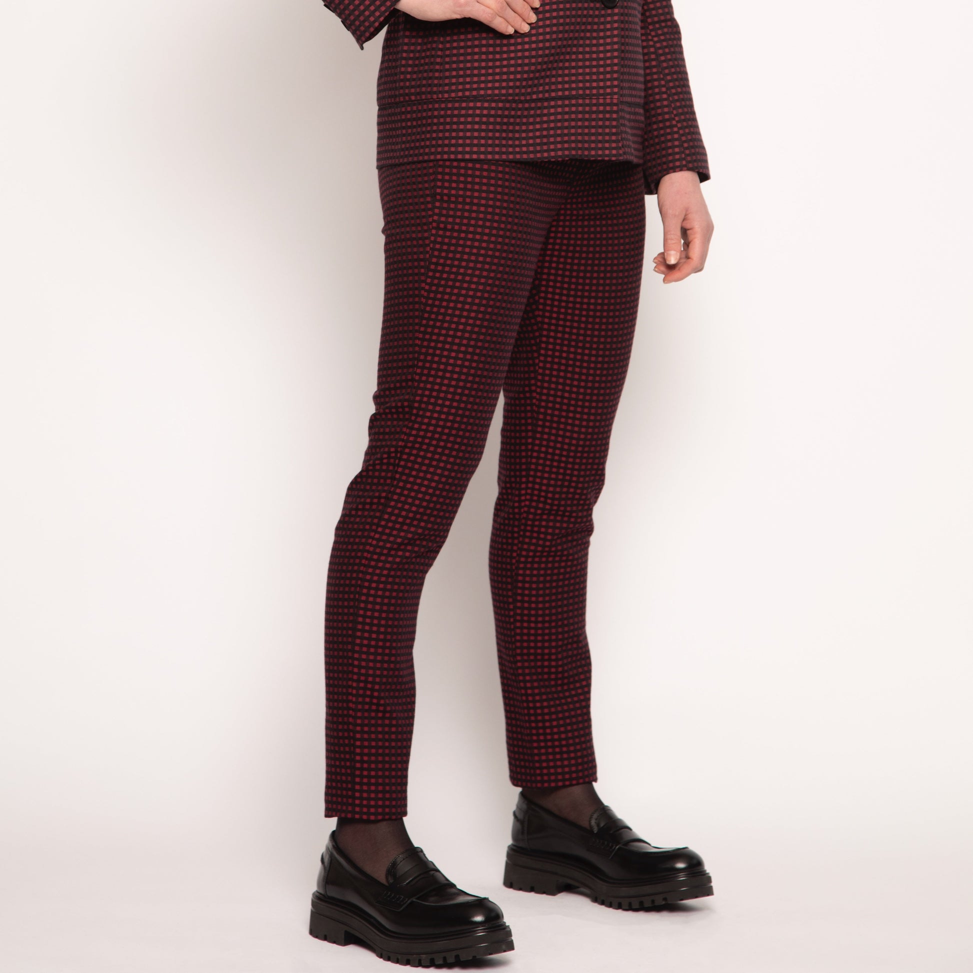 Découvrez le pantalon slim burgundy petits carreaux en coton signé Nuyhenn. Polyvalent et chic, il se porte aussi bien avec une chemise classique qu’avec un pull oversize pour un look casual raffiné. Léger et confortable, il s’intègre parfaitement à un style féminin moderne et élégant, en apportant une touche graphique subtile grâce à ses petits carreaux.