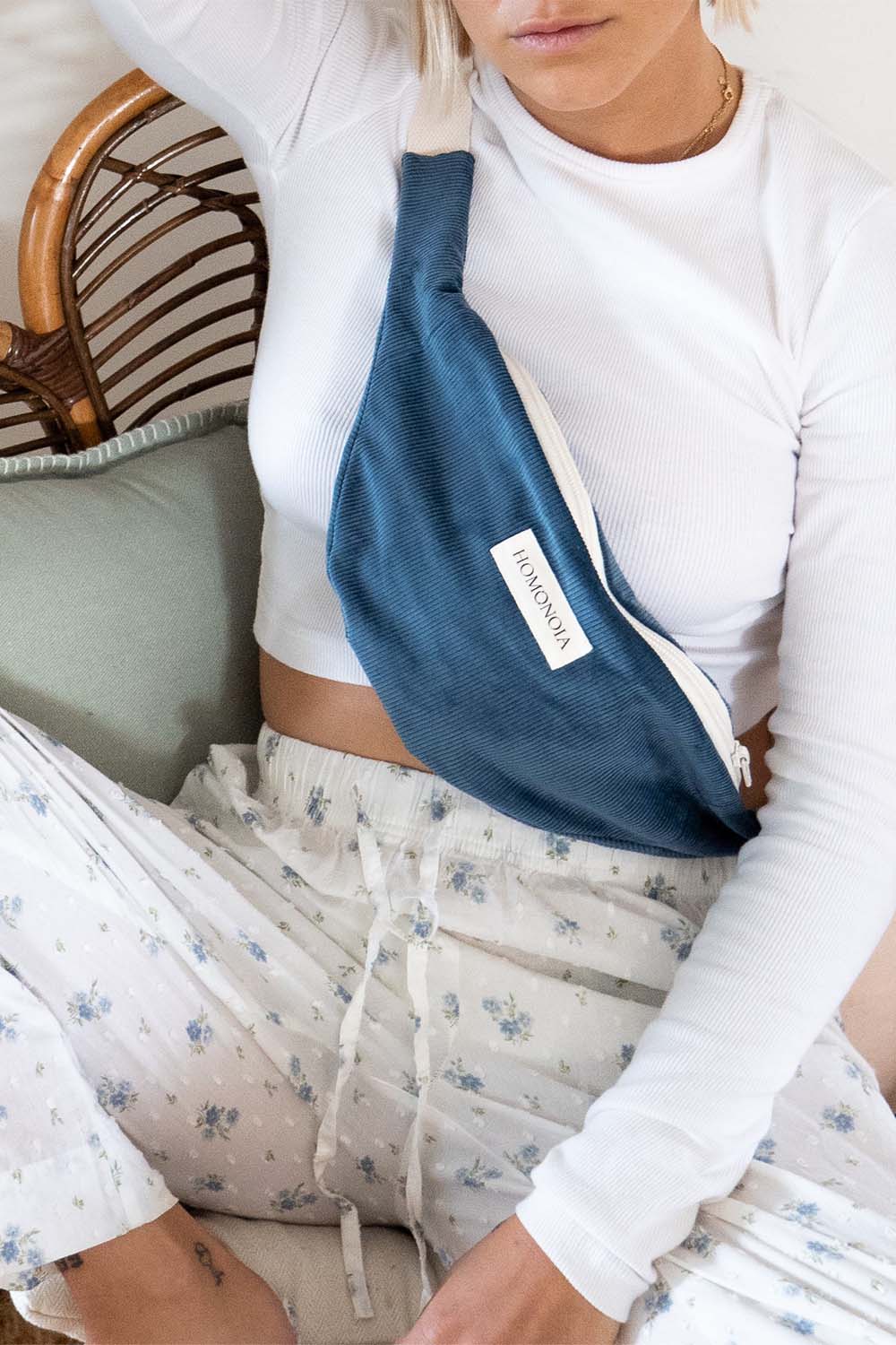 Banane en velours côtelé bleu denim